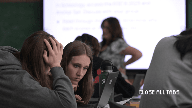 Zwei Schüler diskutieren über einen Aufsatz für ihre Englisch-Abschlussprüfung an der Thomas Jefferson High School in Denver, Colorado. (Hyoung Chang/The Denver Post)