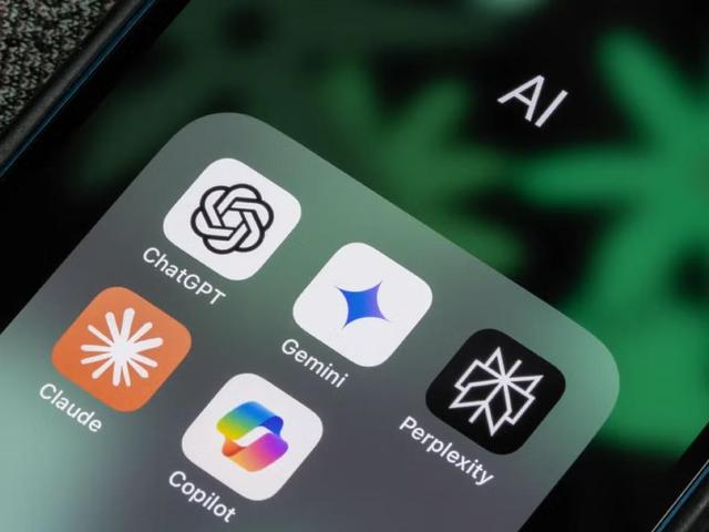 KI-Apps auf einem Smartphone. Bild: Tada Images/Shutterstock